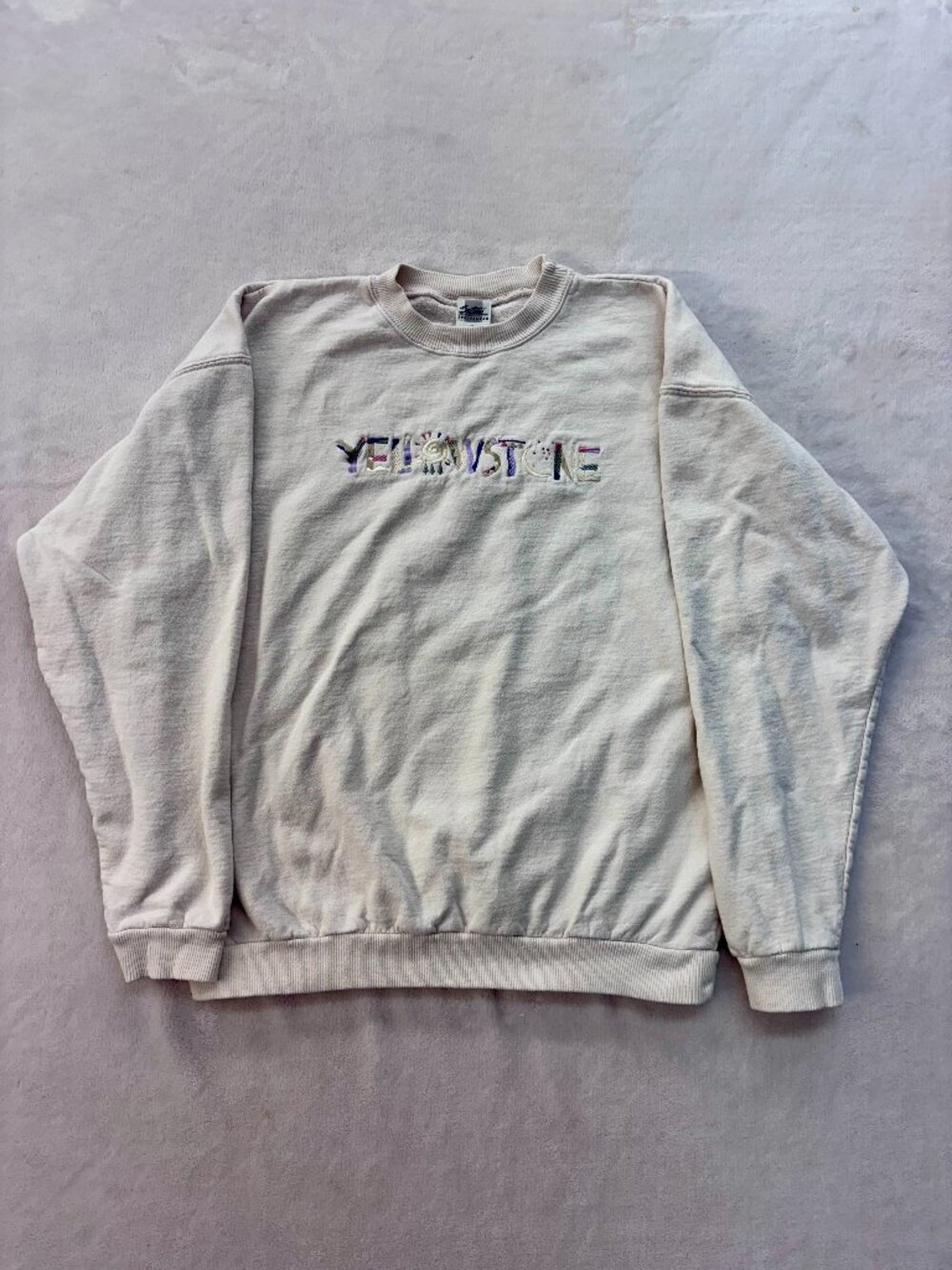 Vintage Sutton's Sportswear Yellowstone Embroidered Crewneck!! Size M